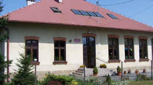 Budynek szkoły w Baczkowie Strona internetowa ZSG w Baczkowie